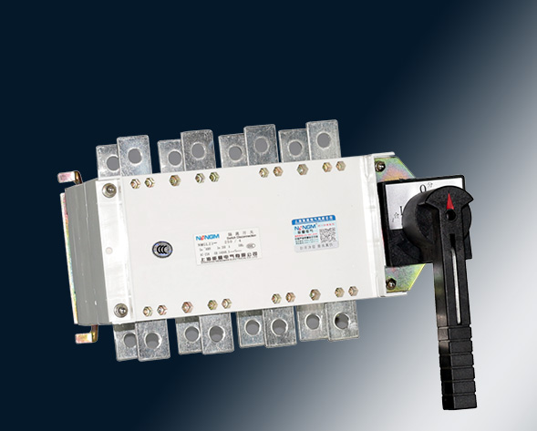 NMGLZ1-63A~3150A轉(zhuǎn)換隔離開(kāi)關(guān)（雙投開(kāi)關(guān)）上下組合運(yùn)用于兩條低壓電路切換或者兩個(gè)負(fù)載設(shè)備的轉(zhuǎn)換或安全隔離等。…